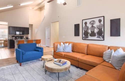 McNeil House | UT Access | 4BR + King Beds |Samsung Tech Corridor