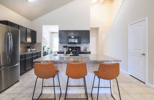 McNeil House | UT Access | 4BR + King Beds |Samsung Tech Corridor