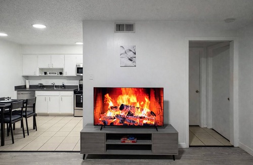 West Campus Apartment | UT Austin Getaway/1BR Sleeps 6/Downtown