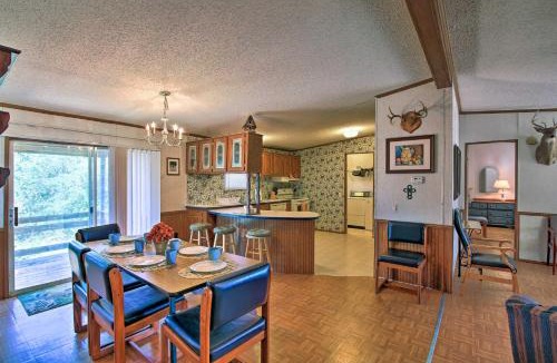 Utopia House | Utopia Family Home w/Mountain Viewing Deck!