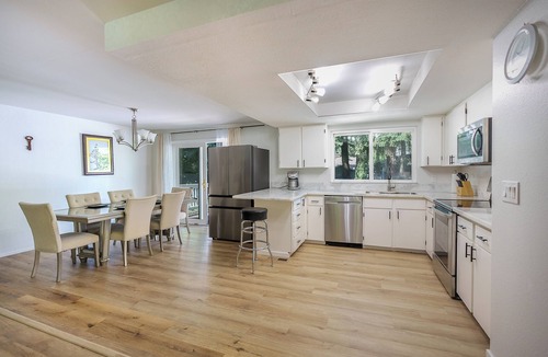 Martha Lake House | Utopia Luxury Stay - Everett