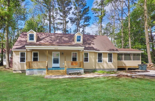 Chincoteague House | Utter East | 4BR Island Retreat, Huge Screened Porch, Decks + Fire Pit by Pond