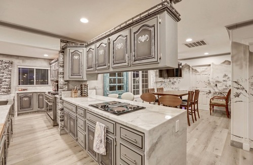 Las Vegas Villa | UU Modern-Traditional 8BD/8BA Villa, inner Karaoke Room. Sleeps 24!