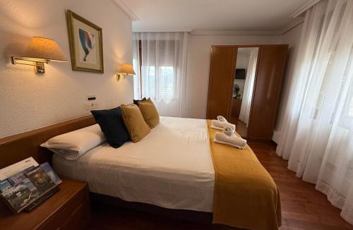 Mondragon House | Uxarte -Alojamiento, restaurante y piscinas