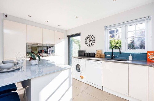 Brunel House | Uxbridge|Free Parking | Contractors | Weekly Stays