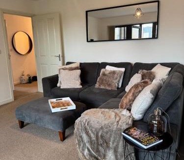 Uxbridge North Apartment | Uxbridge-Modern 2 bed Apt with Lift & Parking