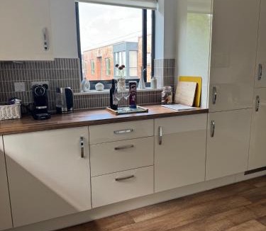 Uxbridge North Apartment | Uxbridge-Modern 2 bed Apt with Lift & Parking