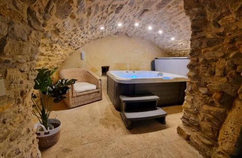 Fontareches Bed & Breakfast | UZES CÔTÉ VILLAGE - Chambre d'hôtes