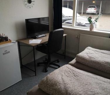 Kolding House | Værelse m minikøkken brusekabine og toilet 2 prs