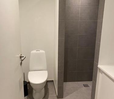 Kolding House | Værelse med eget bad og toilet i nyt rækkehus