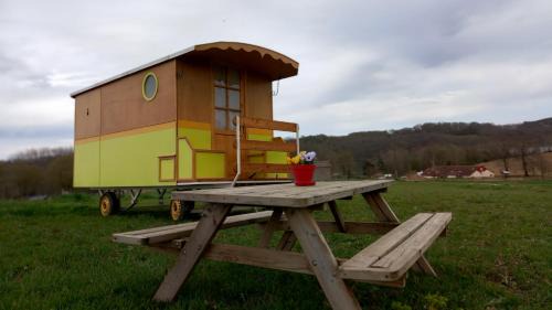 Bassillon-Vauze House | Véritable roulotte à la campagne