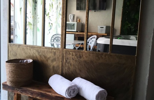 Saint-Martin-Boulogne Bed & Breakfast | “V et Spa Jungle” Guest Room with Private Spa, Terrace, Wi-Fi & Air Conditioning
