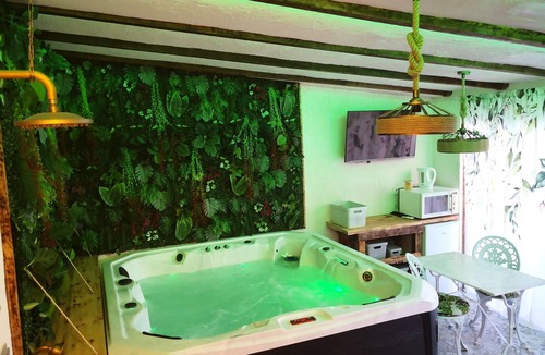 Saint-Martin-Boulogne Bed & Breakfast | “V et Spa Jungle” Guest Room with Private Spa, Terrace, Wi-Fi & Air Conditioning