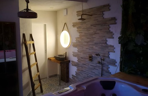 Saint-Martin-Boulogne Bed & Breakfast | “V et Spa Jungle” Guest Room with Private Spa, Terrace, Wi-Fi & Air Conditioning