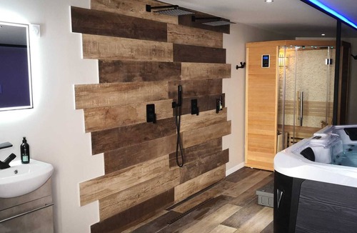 Saint-Martin-Boulogne Bed & Breakfast | V & Spa guest room with private spa and sauna