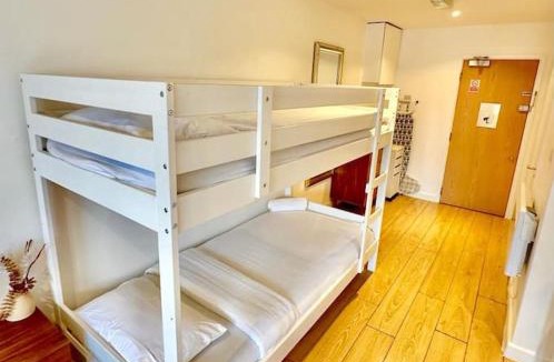 Soho Apartment | V12 Spacious & Central Apt!