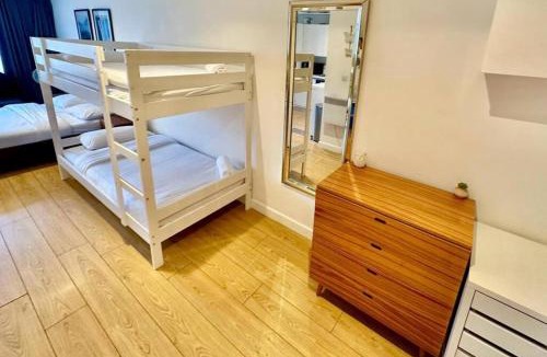 Soho Apartment | V12 Spacious & Central Apt!