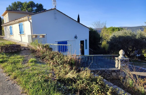 Saint-Andre-de-Roquepertuis House | Vacation home on a road lined with olive trees and close to the Ceze river.
