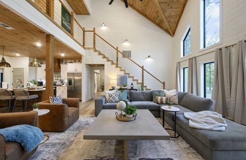 Broken Bow Cabin | Vacana WD, Ping Pong Table, Games, Swing Set, Pets