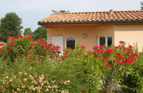 Chateauneuf-sur-Isere Hotel | Vacancéole - Le Domaine du Lac