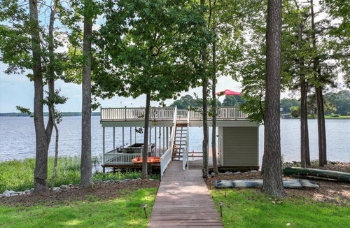 Littleton House | Vacate Reality-Spacious, Waterfront, Pet-Friendly