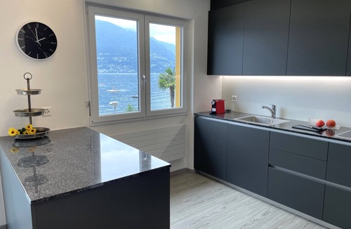 Vira Apartment | Vacation apartment with private sunbathing lawn right on the water with lake access