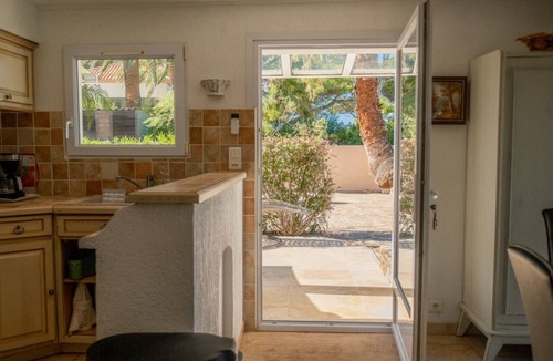 Giens Apartment | Vacation apartment with garden 5m from the water, ideal for families and water sports enthusiasts.