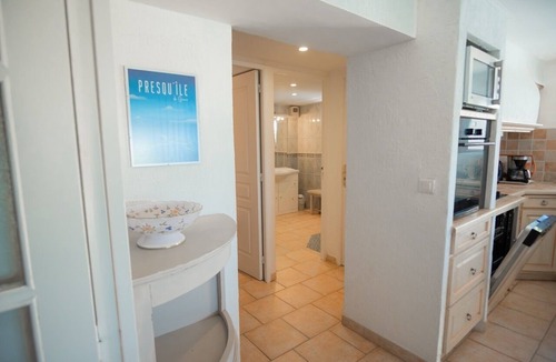Giens Apartment | Vacation apartment with garden 5m from the water, ideal for families and water sports enthusiasts.