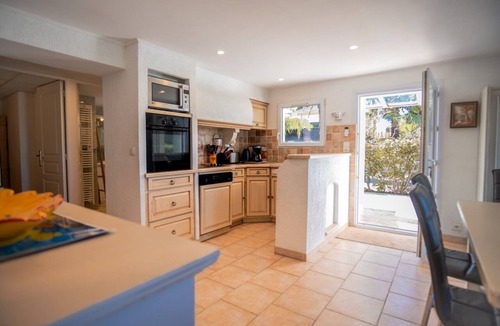 Giens Apartment | Vacation apartment with garden 5m from the water, ideal for families and water sports enthusiasts.