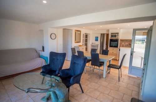 Giens Apartment | Vacation apartment with garden 5m from the water, ideal for families and water sports enthusiasts.
