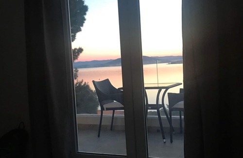 Betina Apartment | Vacation apartment with beautiful lake view - 10 m from the sea -