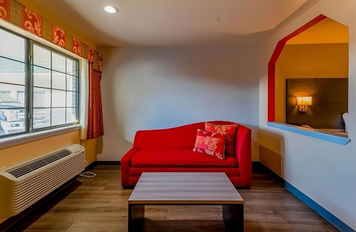 Sweet Home Hotel | Vacation At its Finest! Outdoor Pool, Close to Yoakum Bulldog Stadium!
