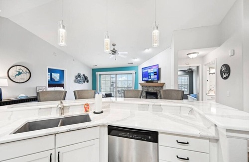 Lake Delton Condo | Vacation Awaits at Delton Grand