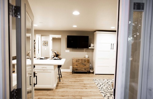 Sandy Apartment | Vacation Bliss! Skier's Dream! Covered Hot Tub/Spa, Fire Pit, Mountain Views.