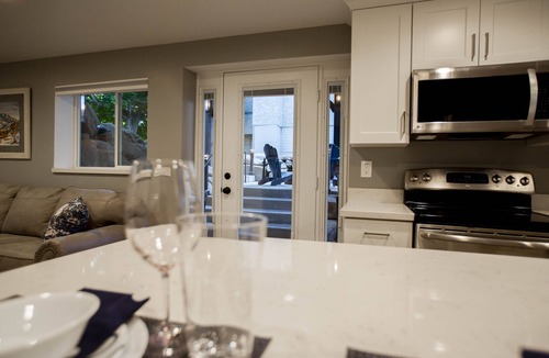 Sandy Apartment | Vacation Bliss! Skier's Dream! Covered Hot Tub/Spa, Fire Pit, Mountain Views.