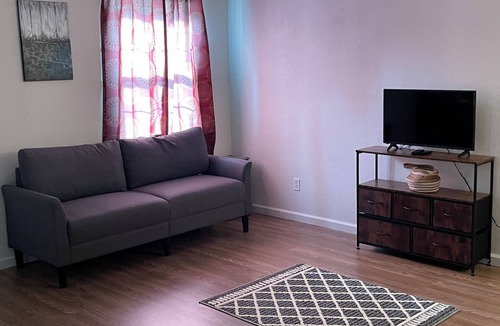 Hardy Condo | Vacation Condo #2 2BR with full kitchen, walk to river and shops, pets welcome