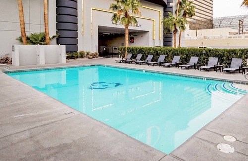 Downtown Las Vegas Hotel | Vacation Day Is Always A Great Idea! 3 Convenient Units, Pool, Free Parking