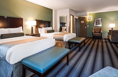 Downtown Chicago Hotel | Vacation Day Is Always A Great Idea! Two Great Units, Close to Willis Tower