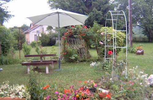 Saint-Jean-d'Avelanne House | Vacation Home "Gite 8p Ouest Isere-Savoie" with Mountain View, Private Terrace & Wi-Fi