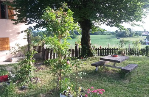 Saint-Jean-d'Avelanne House | Vacation Home "Gite 8p Ouest Isere-Savoie" with Mountain View, Private Terrace & Wi-Fi