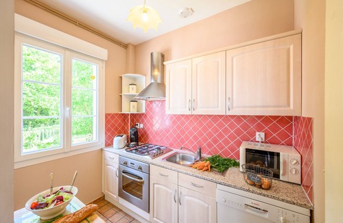 Saint-Just-en-Chaussee Cottage | Vacation home in a quiet, green setting