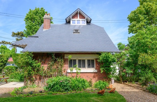 Saint-Just-en-Chaussee Cottage | Vacation home in a quiet, green setting