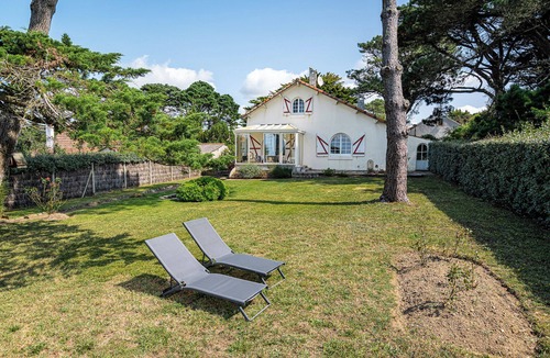 La Bernerie-en-Retz House | Vacation home facing the sea; beach 25m away. Large south-facing garden
