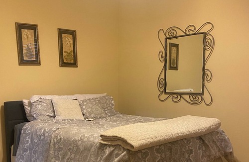 Metro West House | Vacation home 3 miles from Universal