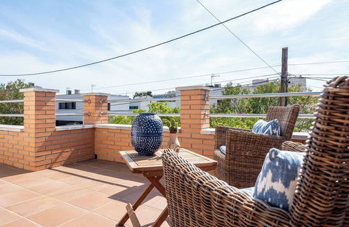 Comarruga House | Vacation Home '50 M to the Beach' with Private Terrace, Wi-Fi and Air Conditioning