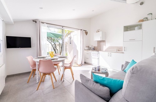 Pornic House | Vacation Home "Bois Flottés - Maisonnette 700m Mer" with Private Terrace, Private Garden & Wi-Fi