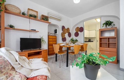 Deltebre House | Vacation Home "Ebre Home" with Private Mini Pool, 3 Private Terraces & Wi-Fi