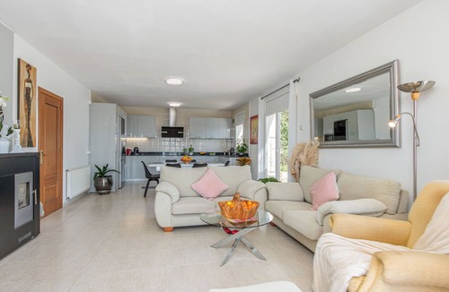 El Mas Isaac House | Vacation home Golden by Interhome