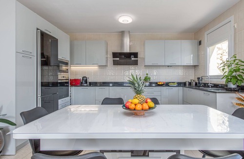 El Mas Isaac House | Vacation home Golden by Interhome