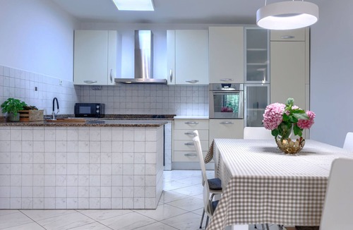 Topid House | Vacation home Green by Interhome